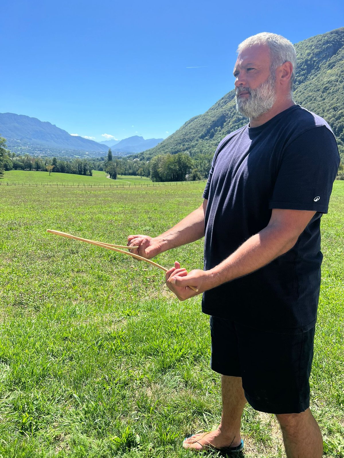 Alexis Lenne manipulant une baguette de sourcier